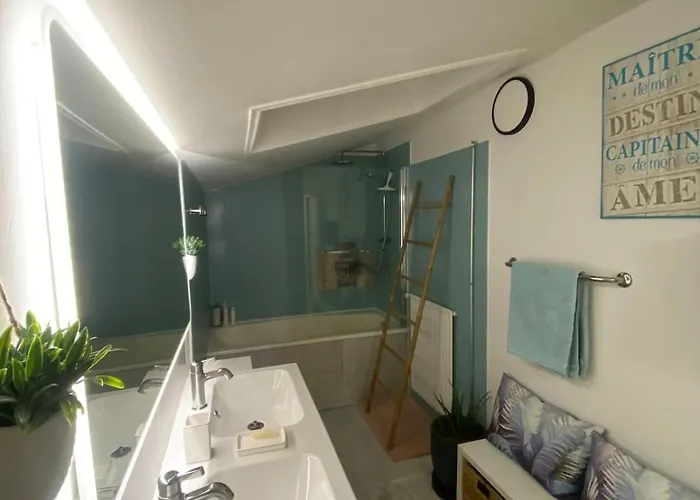 펜션 Maison Avec Piscine , A 20min De L'ocean Chasnais